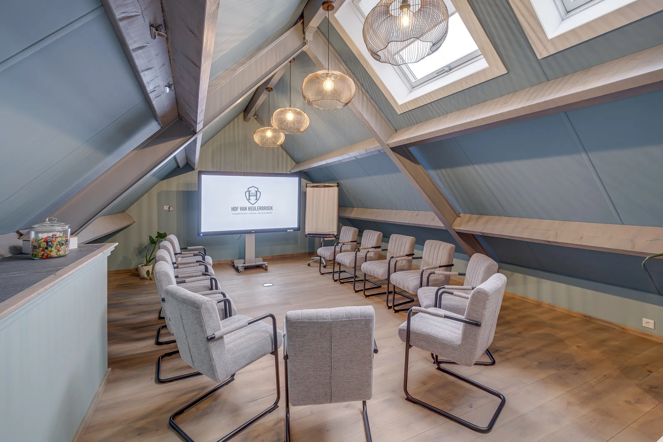 Vergaderzaal met moderne presentatie-apparatuur bij Hof van Heulerbroek vergader setup