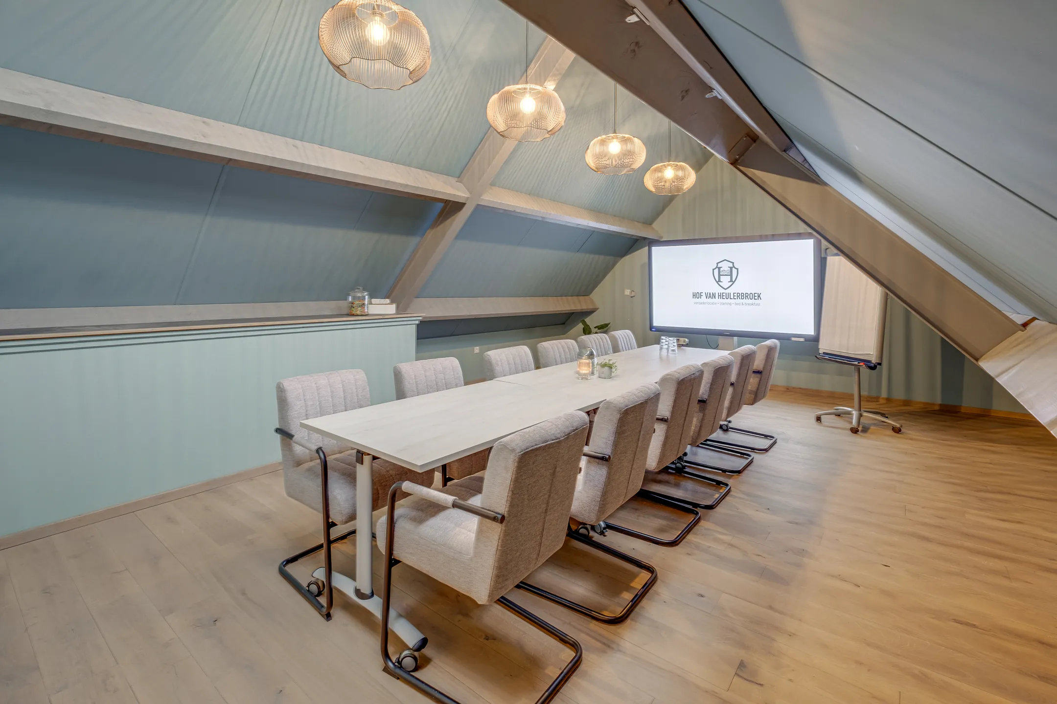 Vergaderzaal met moderne presentatie-apparatuur bij Hof van Heulerbroek